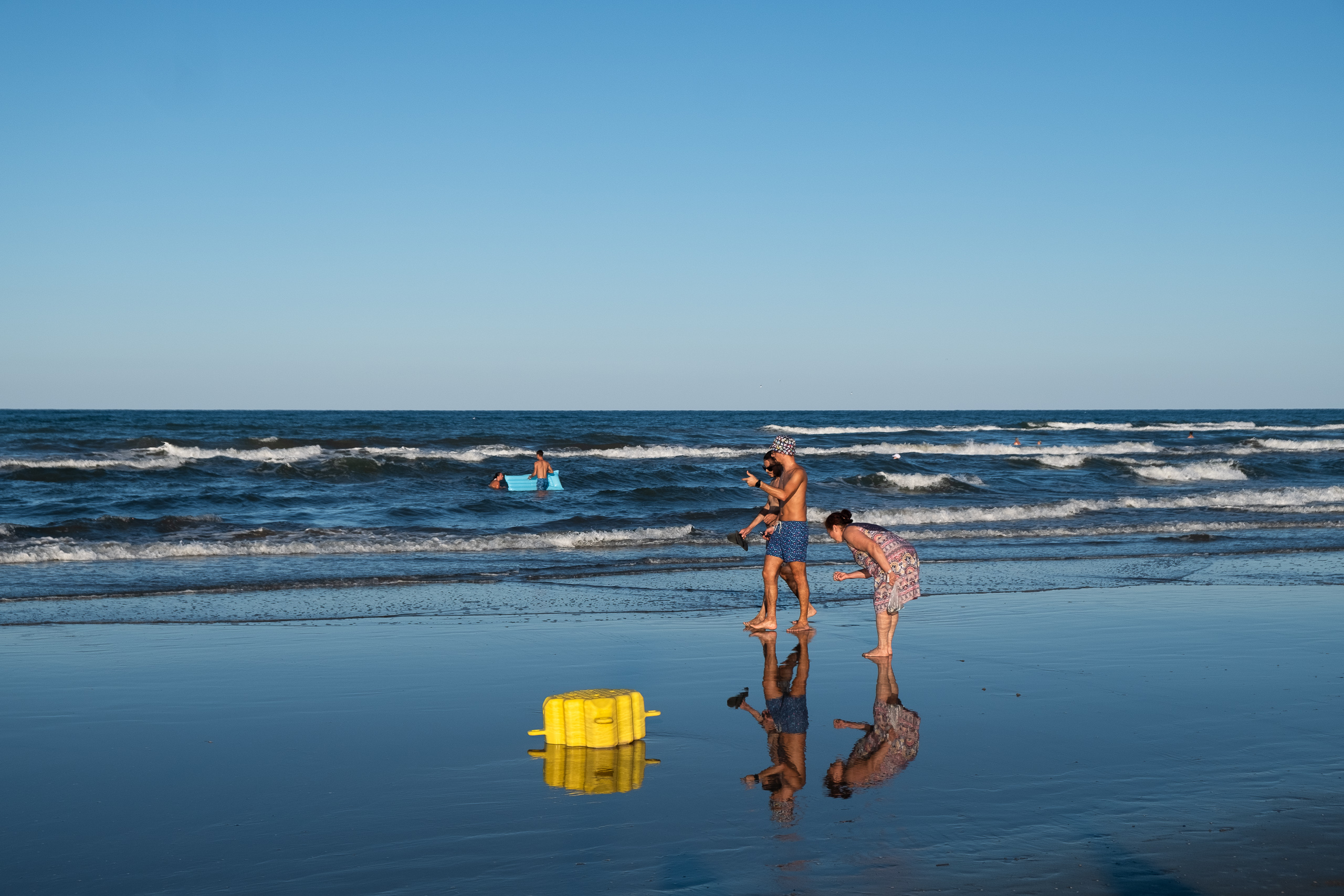 Abendlicht am Strand – Spiegelungen im nassen Sand